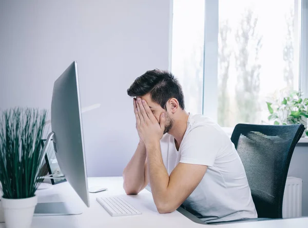 Olhando dos trabalhadores do escritório. Designer elegante no trabalho sentado. Concentrado no seu trabalho — Fotografia de Stock