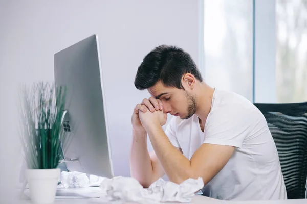 Mirando a los trabajadores de la oficina. Diseñador con estilo en el trabajo sentado. Centrado en su trabajo — Foto de Stock