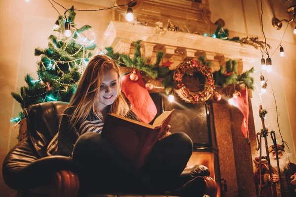 Retrato de una joven sonriente haciendo compras en línea antes de Navidad — Foto de Stock