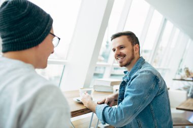 Adamlar önünde pencere yakınındaki tablo oturuyorsun