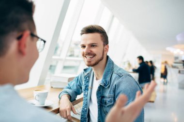 Adamlar önünde pencere yakınındaki tablo oturuyorsun