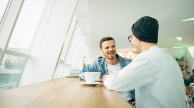 Adamlar önünde pencere yakınındaki tablo oturuyorsun