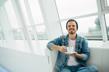 coofee bir bardak içme kanepede oturan genç adam