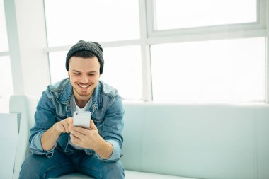 telefon ile bir kafede oturan başarılı iş adamı