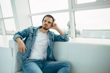 Kanepede oturan ve düşünme biri