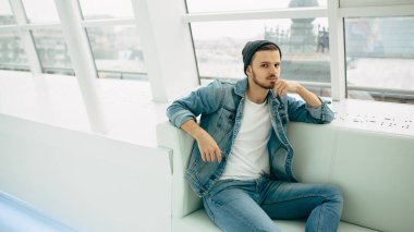 Kanepede oturan ve düşünme biri