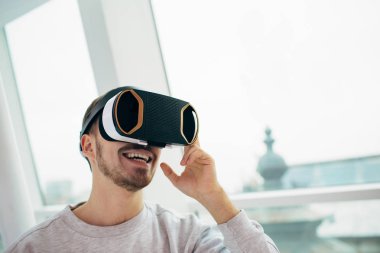 Adam sanal gerçeklik gözlüğü takıyor..