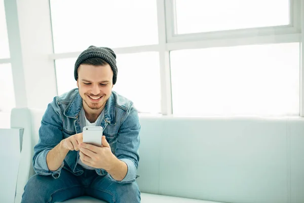 telefon ile bir kafede oturan başarılı iş adamı