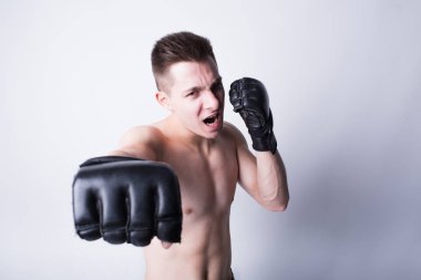 Dostum eğitim karışık dövüş sanatları