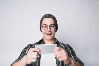 Cep telefonu ile şık delikanlı