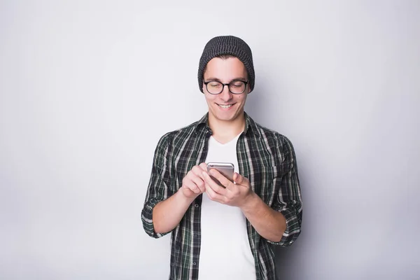 Stijlvolle jongeman met mobiele telefoon — Stockfoto