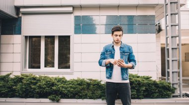 Genç adam ayakta açık havada hareket eden kullanma