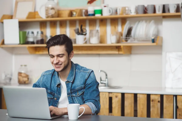 Junger Mann mit Bart arbeitet am Laptop — Stockfoto