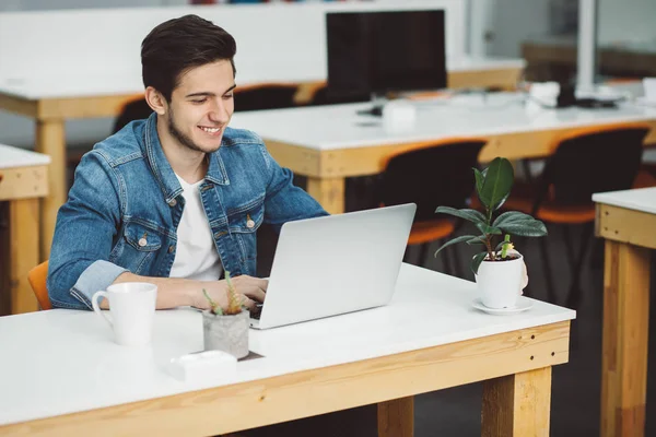 Junger Mann mit Bart arbeitet am Laptop — Stockfoto