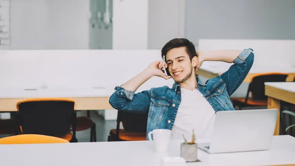 Junge stylische Studentin mit Bart arbeitet am Laptop — Stockfoto