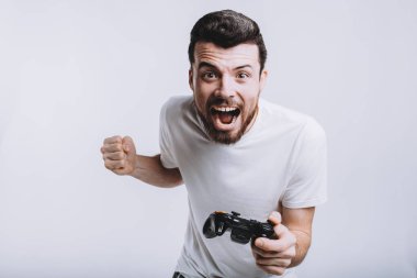 Joystick oyunlar oynuyor gibi davranarak tutan sakallı genç adam