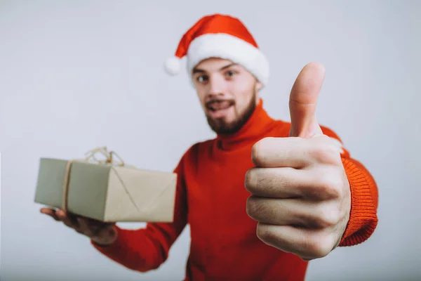 Un hombre guapo sosteniendo un regalo de Navidad. Aislado sobre fondo blanco — Foto de Stock