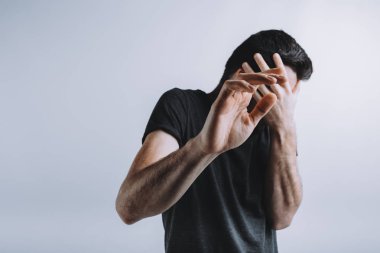 Kollarını ile kendini korumaya çalışan adam