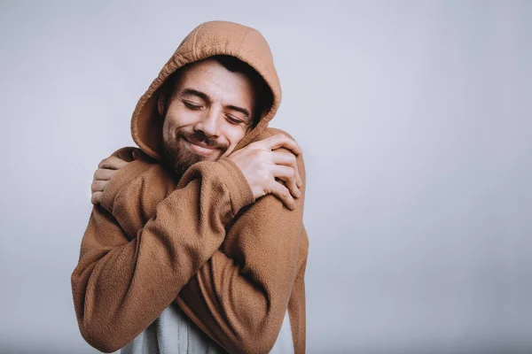 Genç yakışıklı adam pijama veya fantezi elbise giyiyor