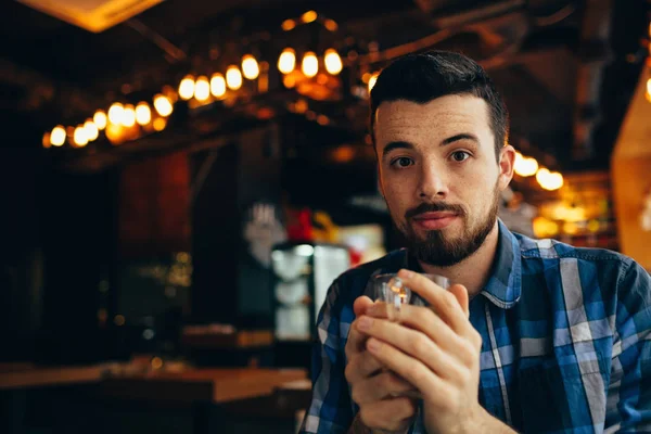 Kameraya bakarak ve çay tutarak doğal yakışıklı