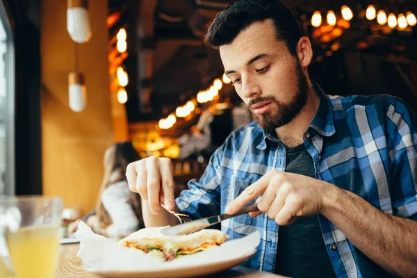 Przystojny młody mężczyzna obiad w eleganckiej restauracji sam — Zdjęcie stockowe