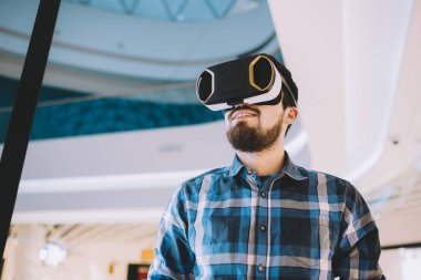 VR çalışan genç adam alışveriş merkezinde gözlükler