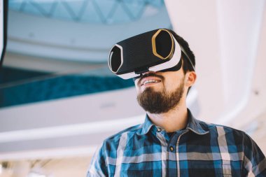 VR çalışan genç adam alışveriş merkezinde gözlükler