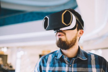 VR çalışan genç adam alışveriş merkezinde gözlükler