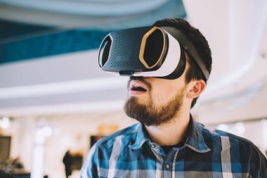 VR çalışan genç adam alışveriş merkezinde gözlükler