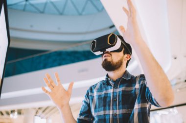 VR çalışan genç adam alışveriş merkezinde gözlükler