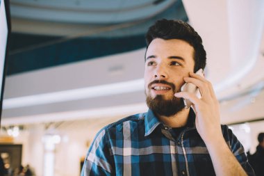 Her zaman temas halinde. Gülümseyen yakışıklı genç adam onun telefonda konuşurken