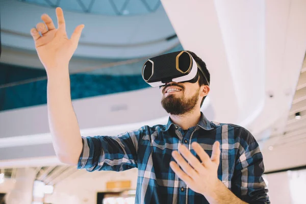 Young man trying vr goggles in the shopping centre — Stock Photo, Image