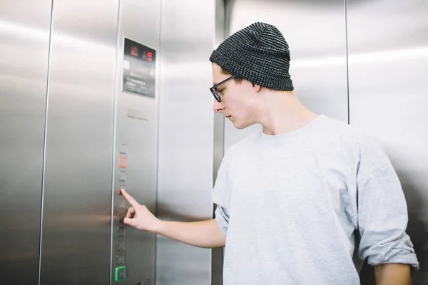 Młody facet stylowe, stojąc w windzie — Zdjęcie stockowe