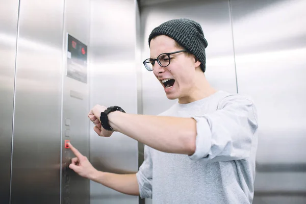 Jovem elegante cara de pé no elevador — Fotografia de Stock