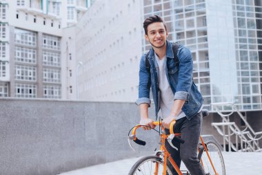 Adam dışarıda bir bisiklet sürme