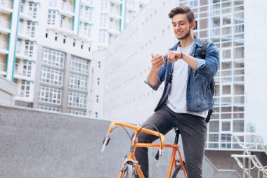 Adam dışarıda bir bisiklet sürme