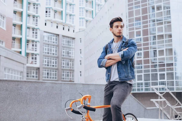 Hombre montando una bicicleta afuera — Foto de Stock