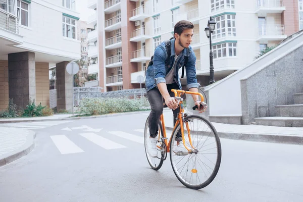 Hombre montando una bicicleta afuera — Foto de Stock