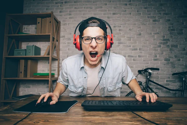 Joven hombre jugando en casa y streaming playthrough o video walkthrough —  Fotos de Stock