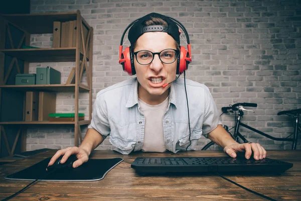 Ung man spelar spel hemma och streaming uppspelning eller genomgång video — Stockfoto