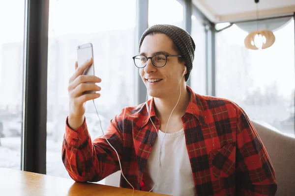 Attraktiver junger Mann oder Freiberufler sitzt in der Kaffeepause im Café — Stockfoto