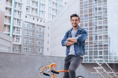 Adam dışarıda bir bisiklet sürme