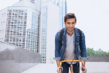 Adam dışarıda bir bisiklet sürme