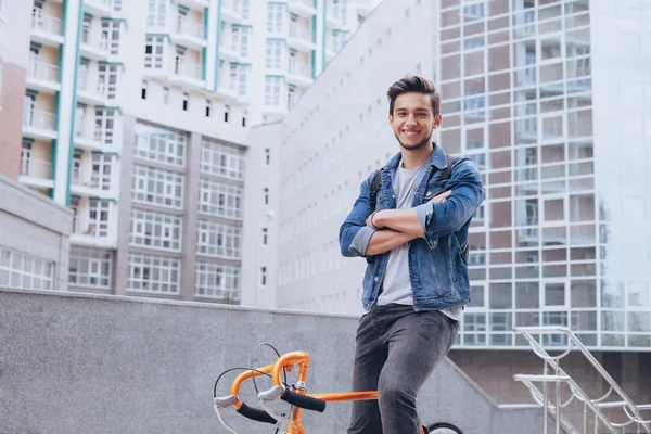 Hombre montando una bicicleta afuera — Foto de Stock