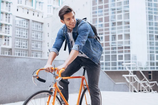 Mann fährt mit Fahrrad nach draußen — Stockfoto