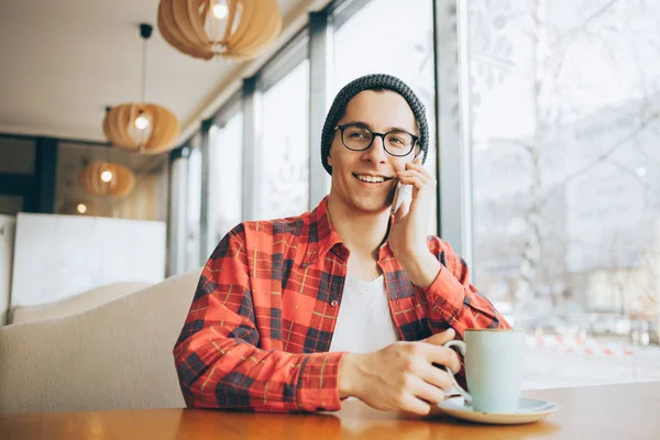 Freelancer jovem atraente está sentado no café — Fotografia de Stock