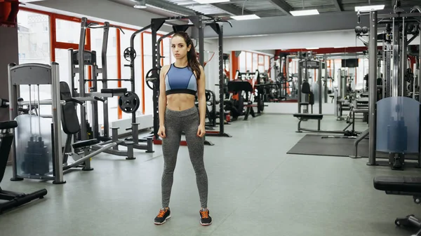 双臂站在健身房的运动型女人. — 图库照片