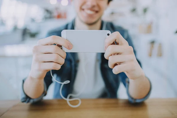 Çekici bir genç adam veya serbest kafede oturan ve cep telefonunu kullanma