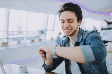 Genç adam bir macbook ya da kafede dizüstü bilgisayar üzerinde çalışan