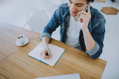 Çekici bir genç adam veya serbest meslek sahibi ile hareket eden kafede oturuyor